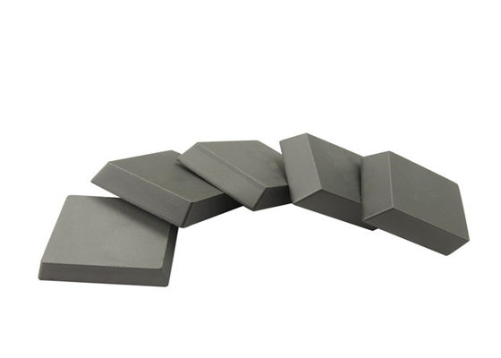 Çin Çeşitli Boyutlarda Tornalama / Frezeleme İçin Orta Parçacık Tungsten Karbür Ucu Tedarikçi
